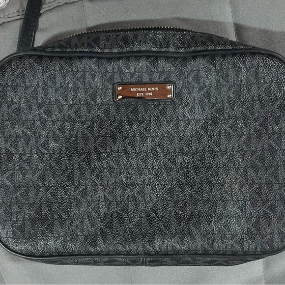 Crossbody Michael Kors purse - Picture 1 of 3